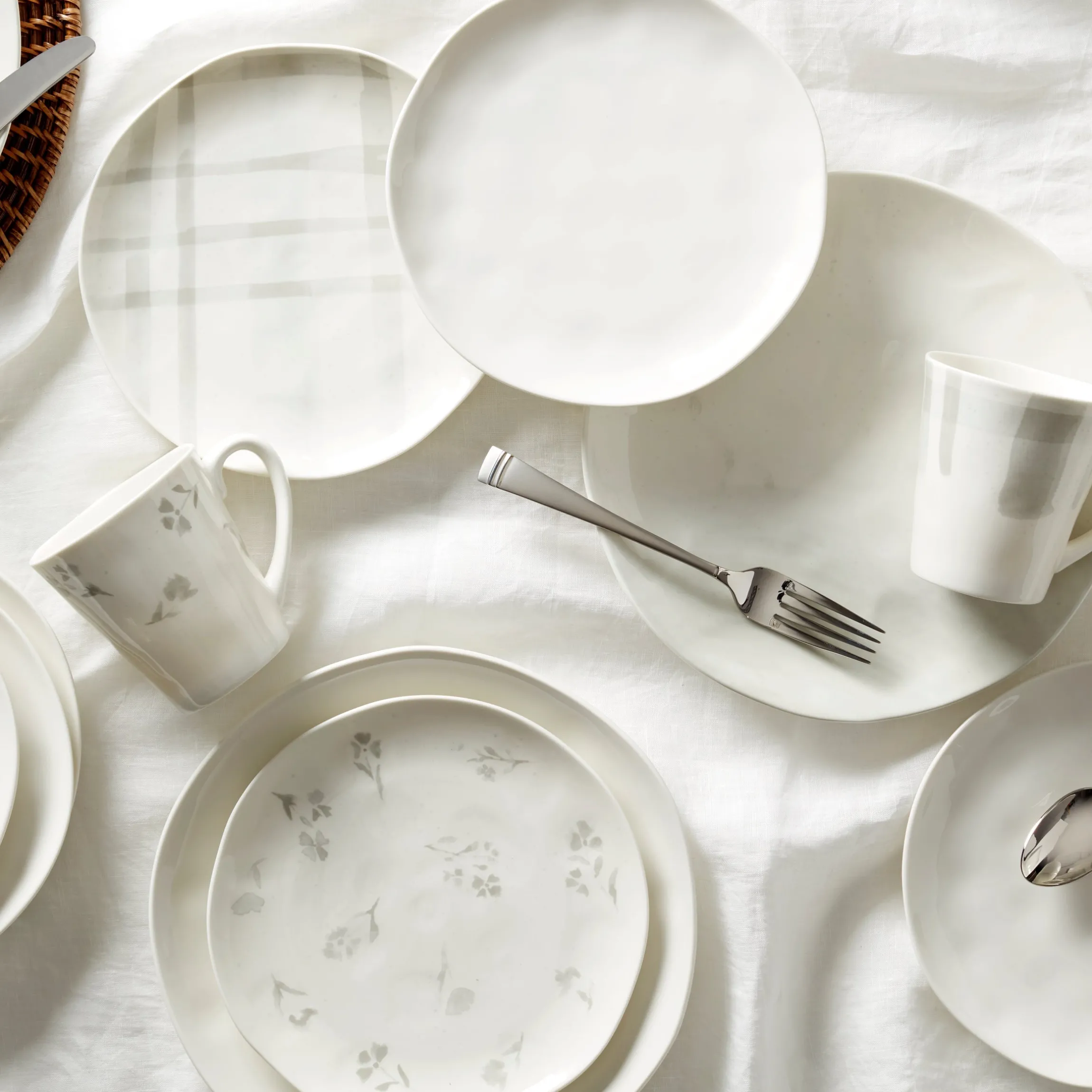 Bay Colors White Accent Plates, Set of 4