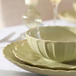 French Perle Scallop Matcha 24-Piece Dinnerware Set