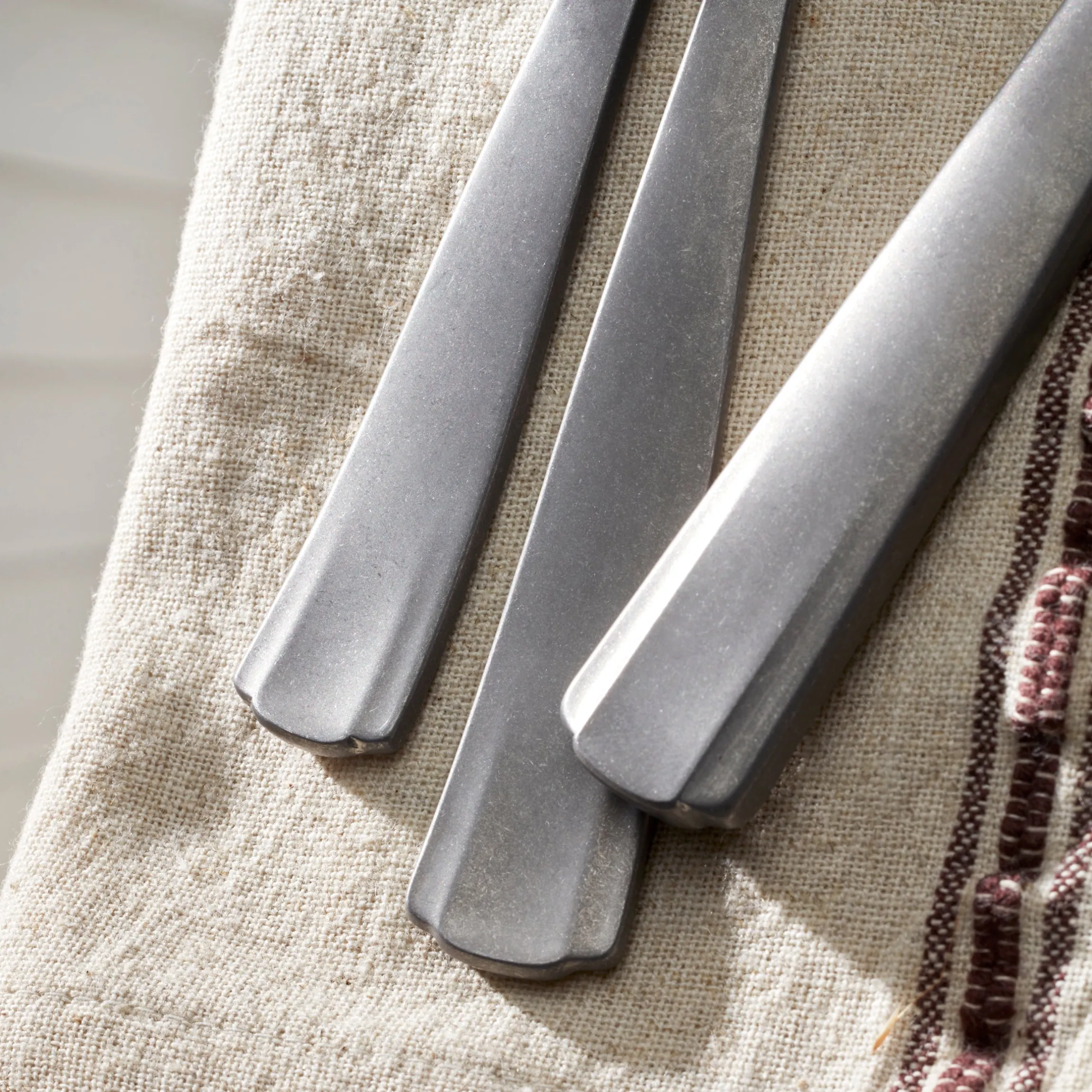 French Perle Scallop Vintage 65-Piece Flatware Set