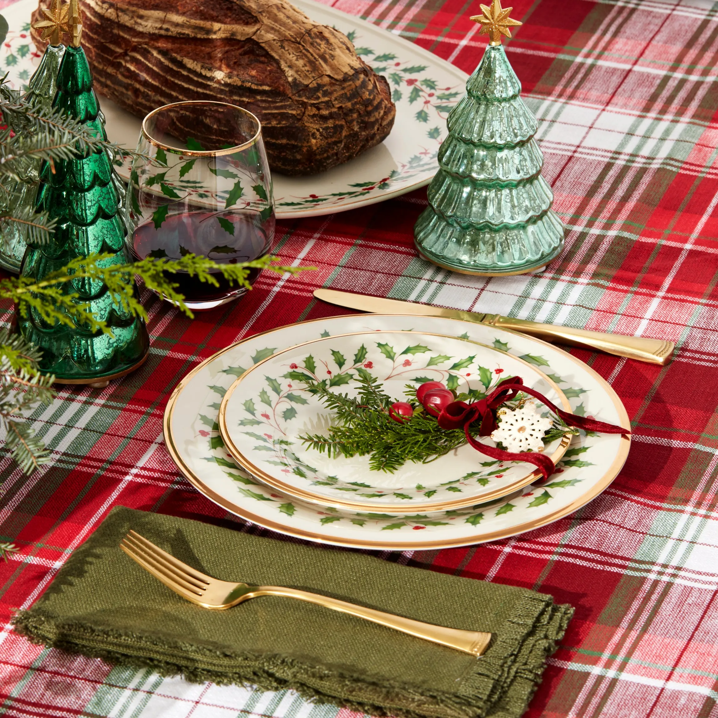 Holiday 18-Piece Dinnerware Set