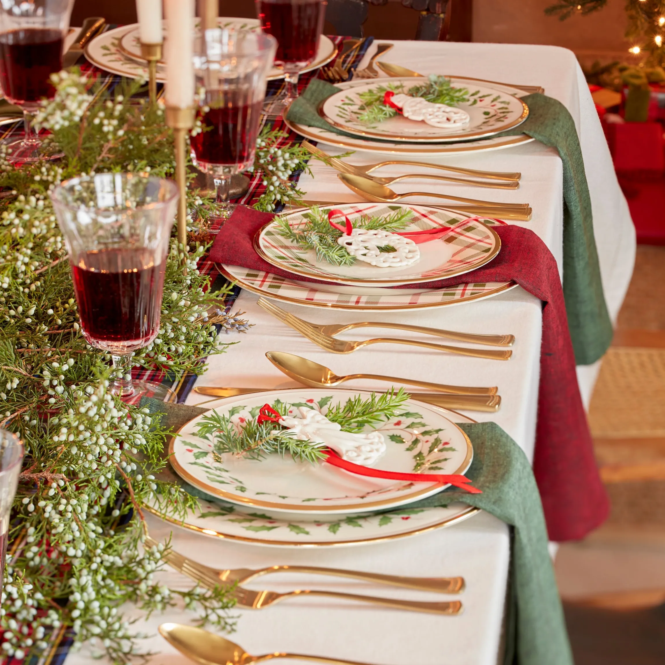 Holiday 12-Piece Plate & Mug Dinnerware Set