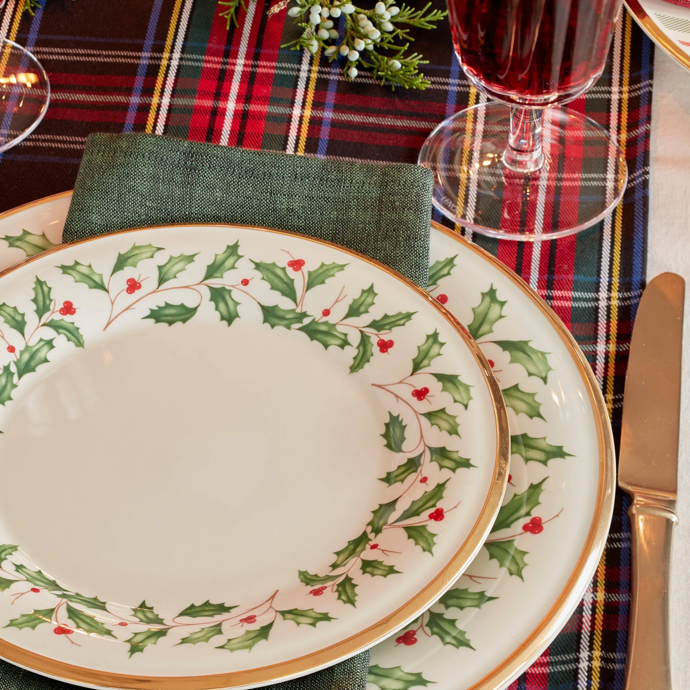 Holiday 12-Piece Plate & Mug Dinnerware Set