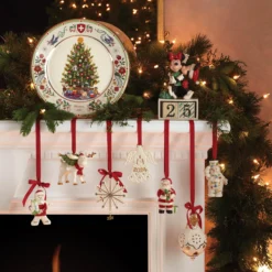Mickey & Minnie Countdown to Christmas Figurine